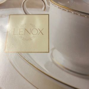 Lenox table cloth with 6 napkins